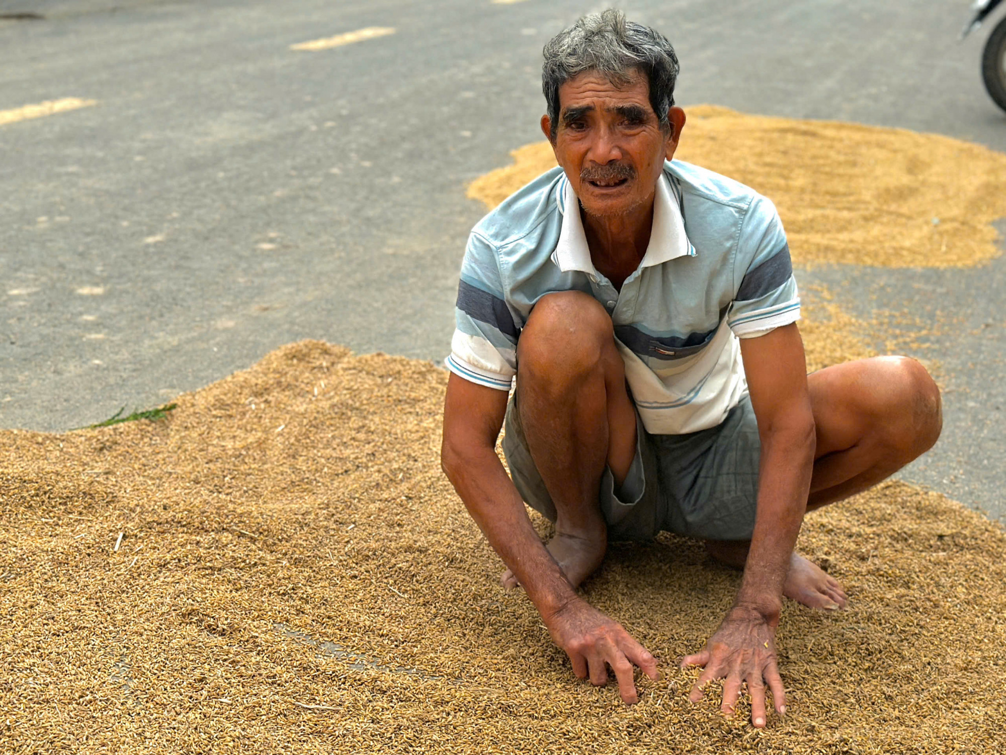 Những khuôn mặt nhàu đi vì mưa lũ, vì tài sản chìm trong biển nước