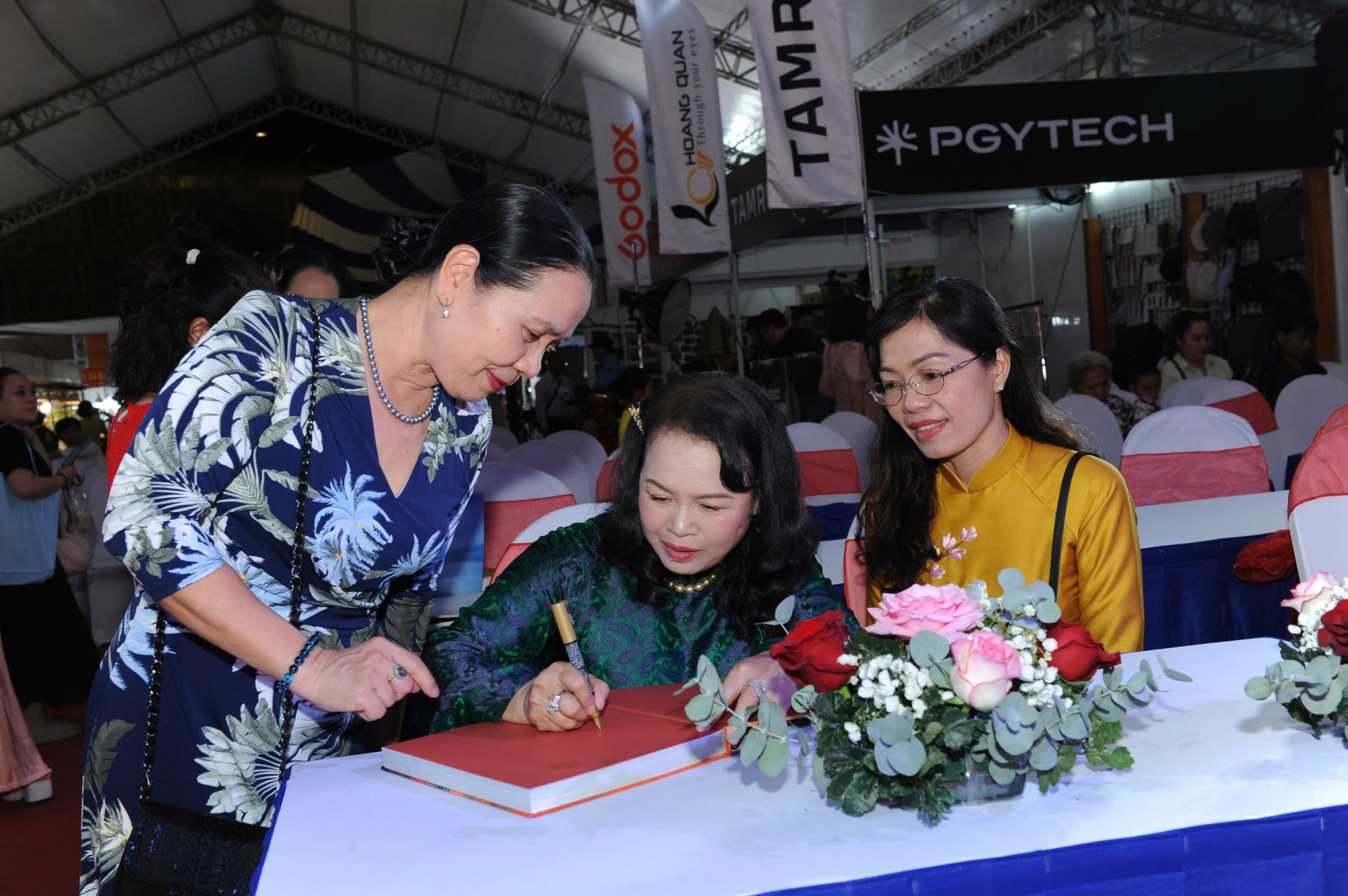 Tác giả kí tặng sách.