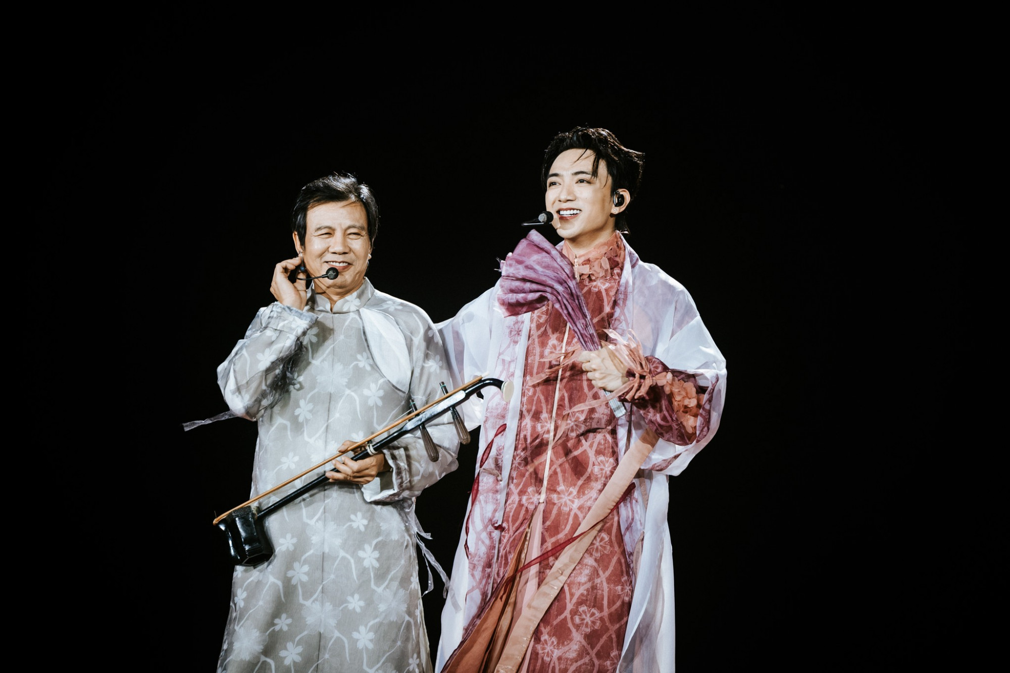 Soobin và cha - NSND Huỳnh Tú trên sân khấu 