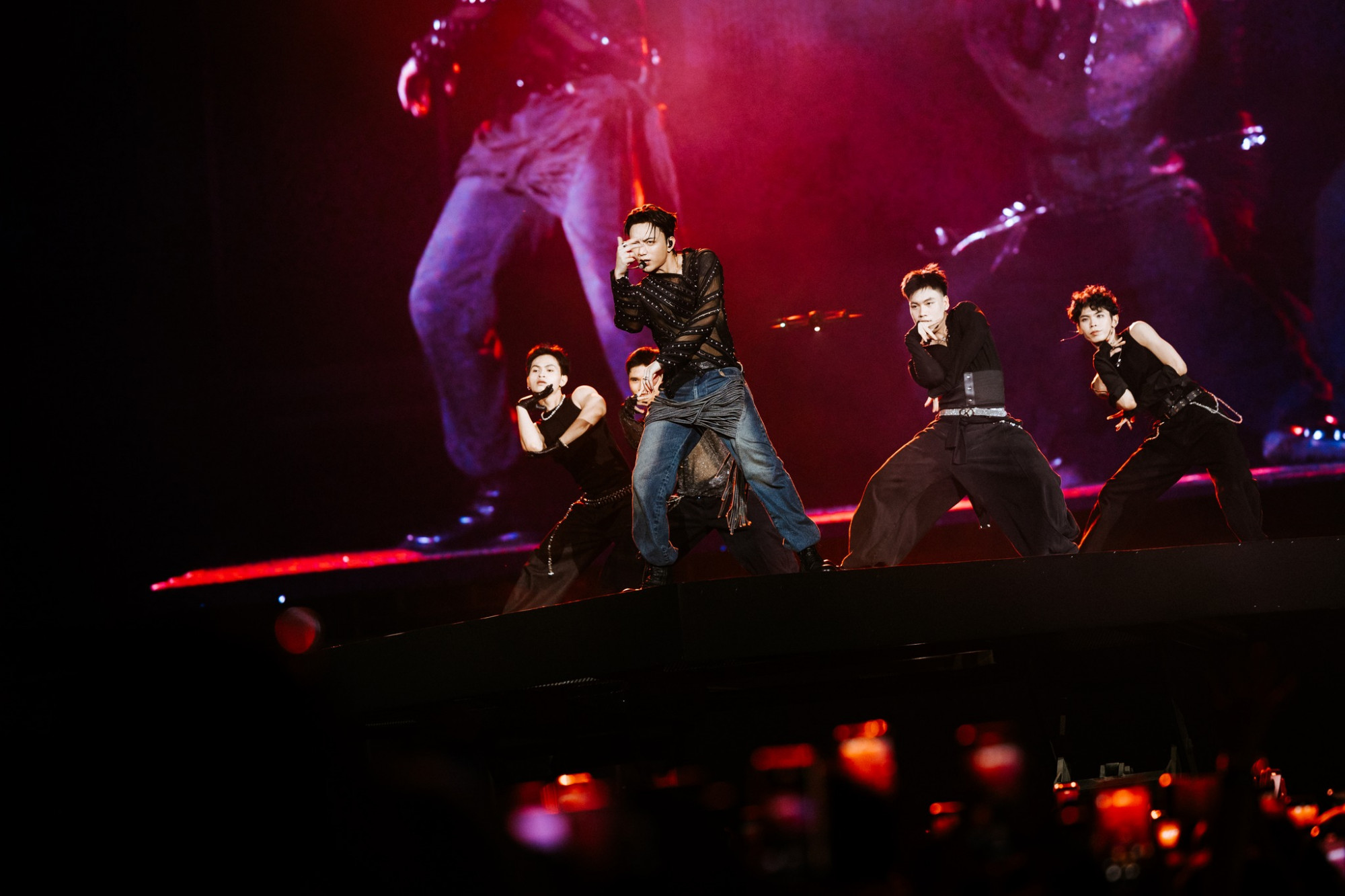 Trong nhiều tiết mục Soobin còn thể hiện khả năng vũ đạo điêu luyện