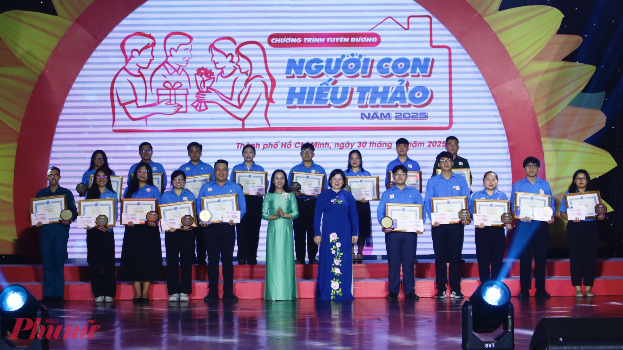 Bà Văn Thị Bạch Tuyết – Phó Bí thư Thành ủy TPHCM và  bà Võ Ngọc Thanh Trúc - Chủ tịch Ủy ban MTTQ Việt Nam TPHCM , Chủ tịch Hội LHPN TPHCM trao giấy khen và biểu trưng đến các gương người con hiếu thảo.