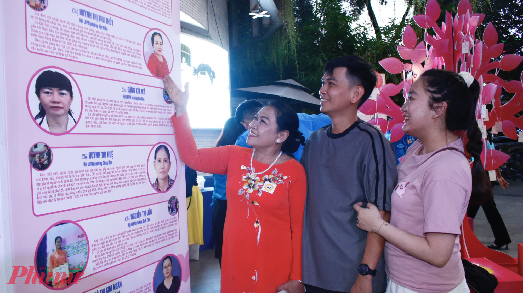 Gia đình bà Huỳnh Thị Hồng Thuỷ thích thú xem ảnh và tư liệu về các gương người con hiếu thảo