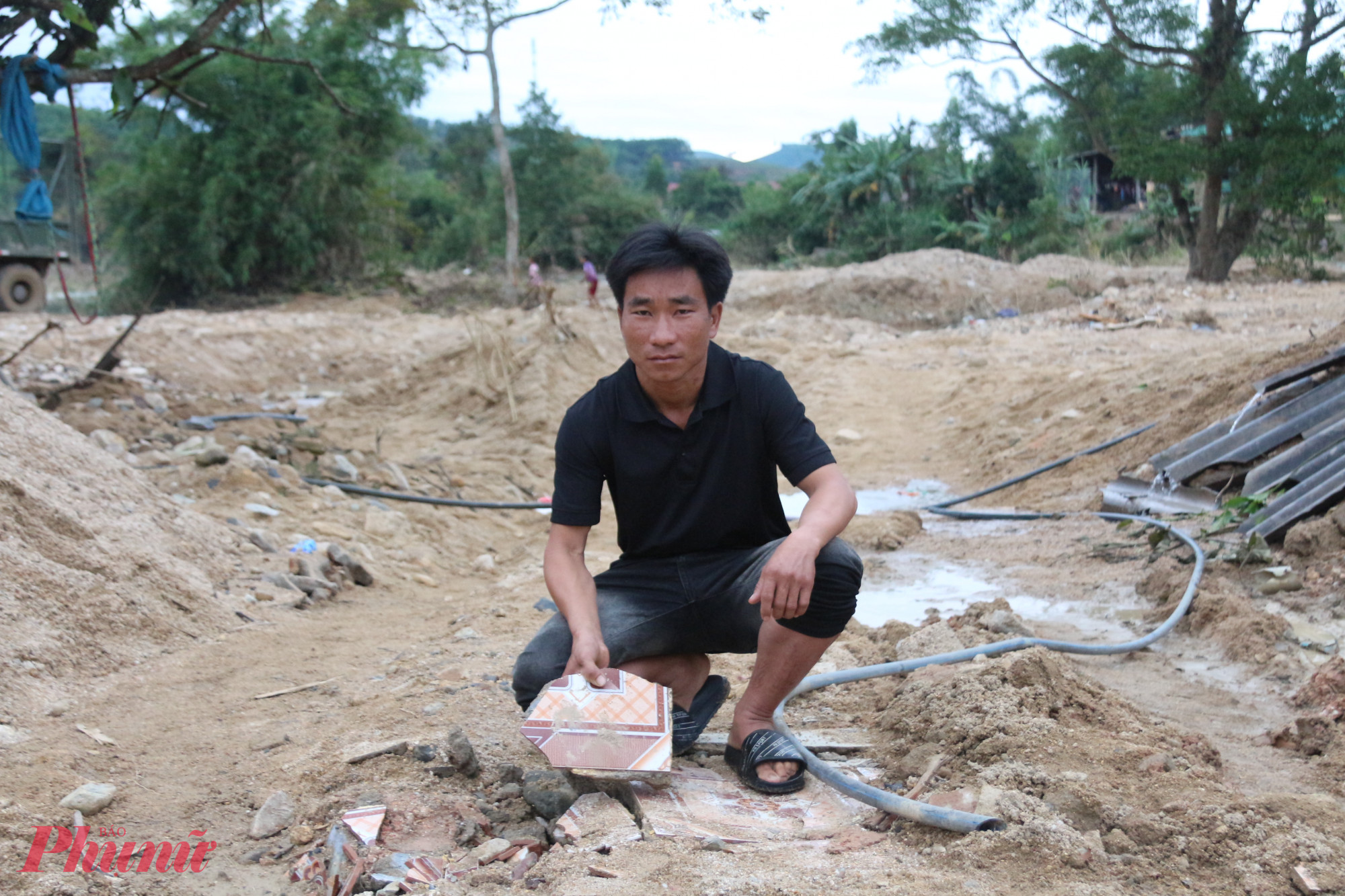 Căn nhà của gia đình anh Giàng Seo Măn nay chỉ là những lớp cát và những viên gạch bể nát còn sót lại