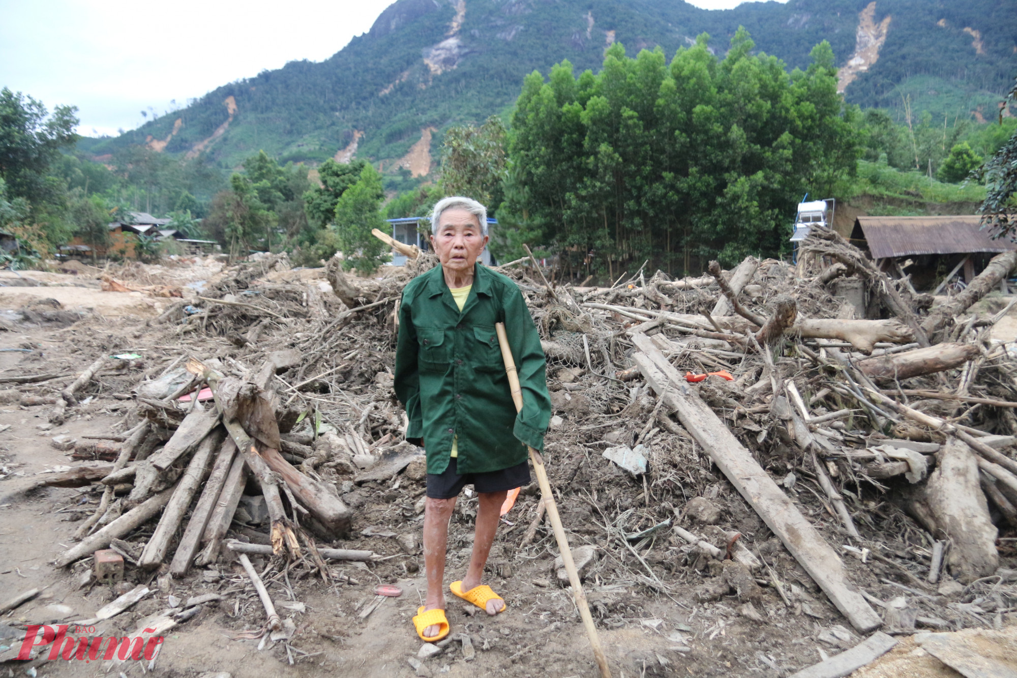 Ông Ma Seo Thái chưa hết bàng hoàng khi nhớ lại giây phút căn nhà bị lũ nuốt chửng, hai vợ chồng thoát chết trong gang tấc 