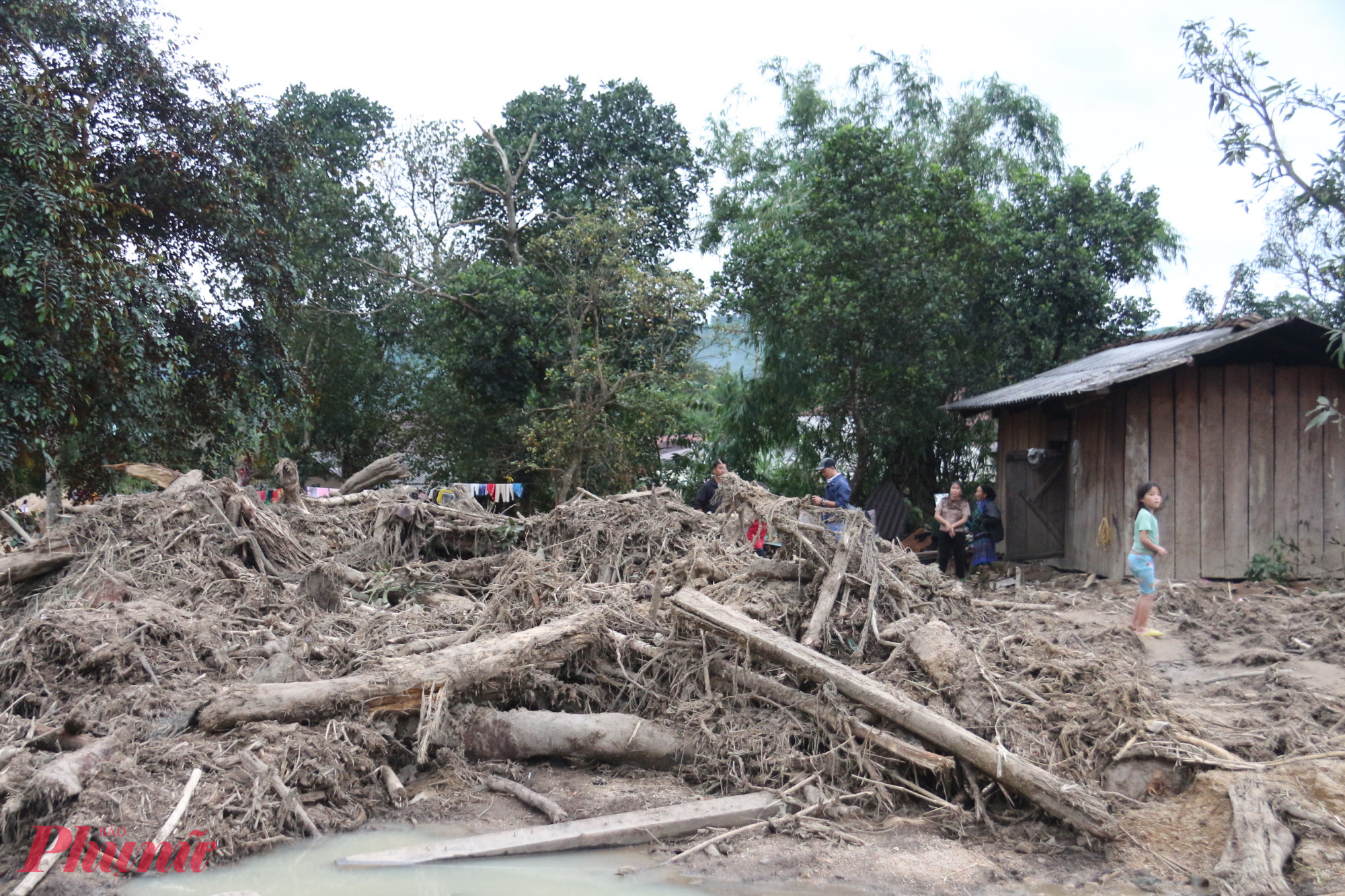Căn nhà của vợ chồng ông Ma Seo Thái nay chỉ còn lại đồng đất, đá, cây cối và rác bao phủ