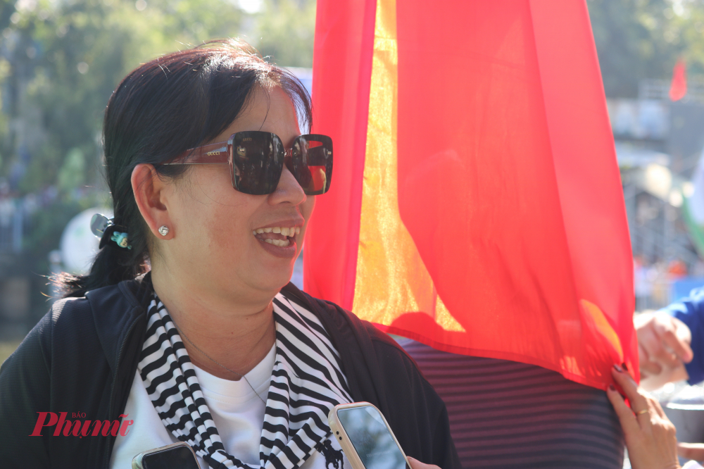 Chị Phương Trang đến xem đua ghe Ngo cùng gia đình từ 4 giờ sáng