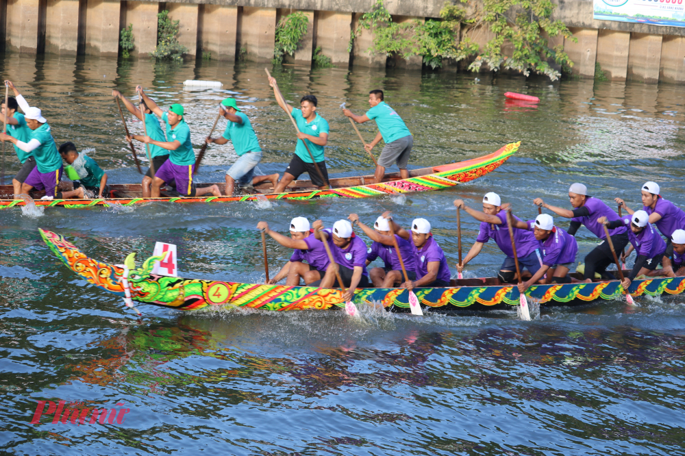 Các đội đua ghe Ngo tham gia cuộc thi với tinh thần quyết liệt