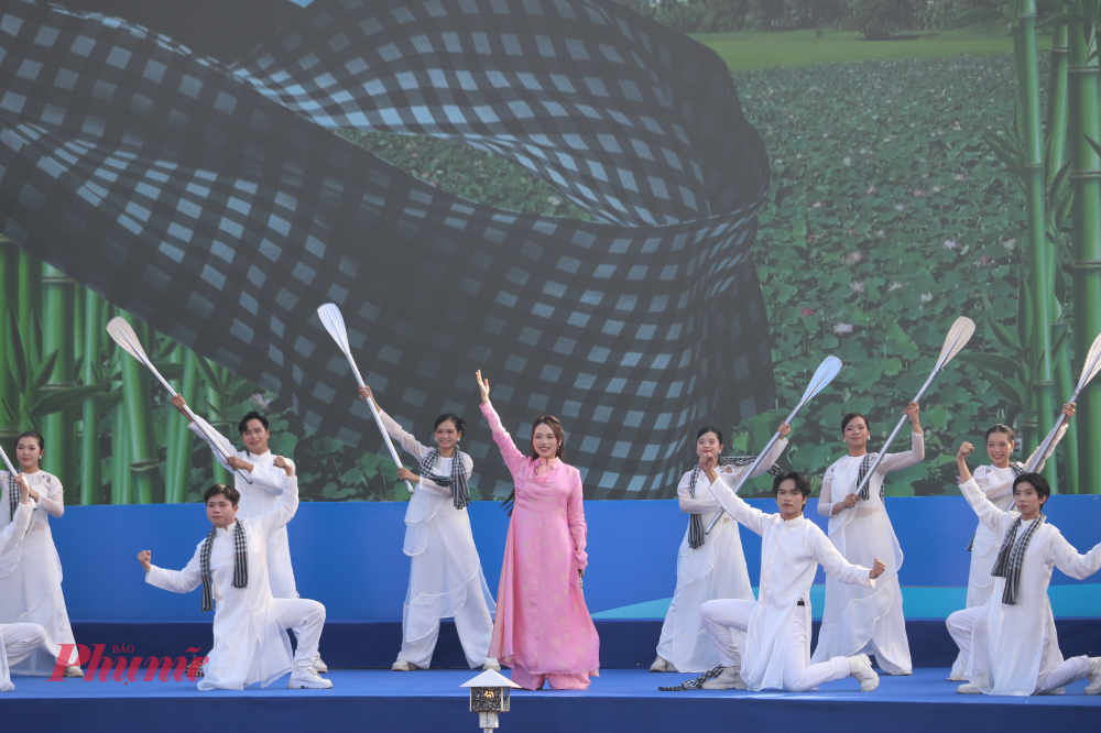 Ca sĩ Phương Mỹ Chi mở màn cho khai mạc cuộc đua 