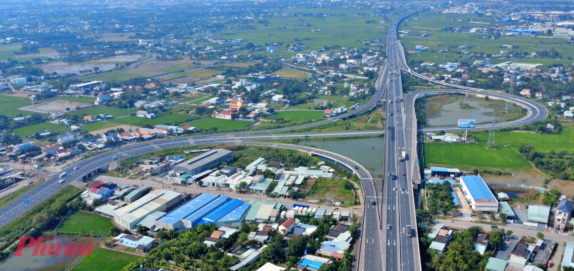 Những ngày cuối tháng 11, công trình dự án Vành đai 3 TPHCM qua tỉnh Tây Ninh (Long An – trước đây) đang nhộn nhịp hơn bao giờ hết. Hàng chục kỹ sư, công nhân đang nỗ lực đẩy nhanh tiến độ hoàn thiện các hạng mục quan trọng để chuẩn bị thông xe kỹ thuật vào ngày 19/12 như đã hẹn.