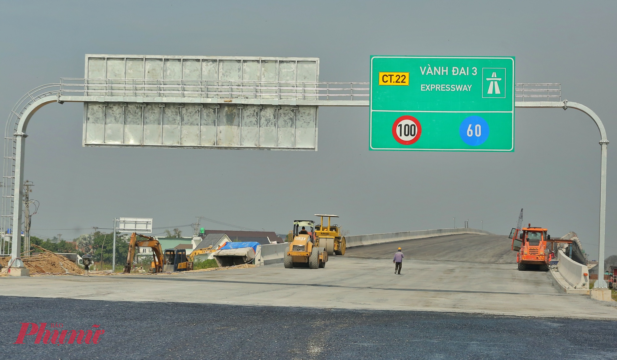 Các nhà thầu đang tập trung hoàn thiện nền đường,