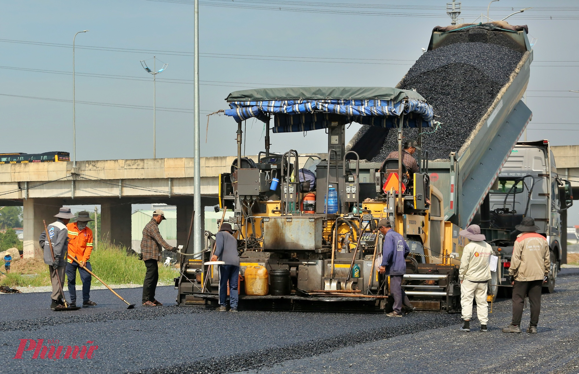 Máy móc được huy động để thi công thảm nhựa mặt đường Vành đai 3