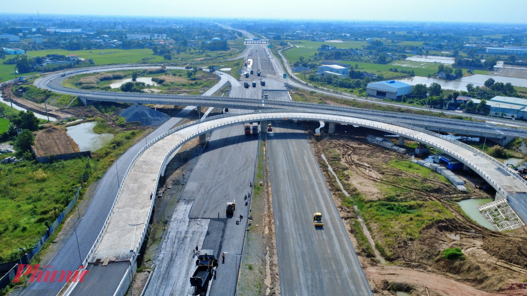 Ngoài ra, cầu vượt chữ C tại nút giao này cũng đã hoàn thành phần kết cấu. 
