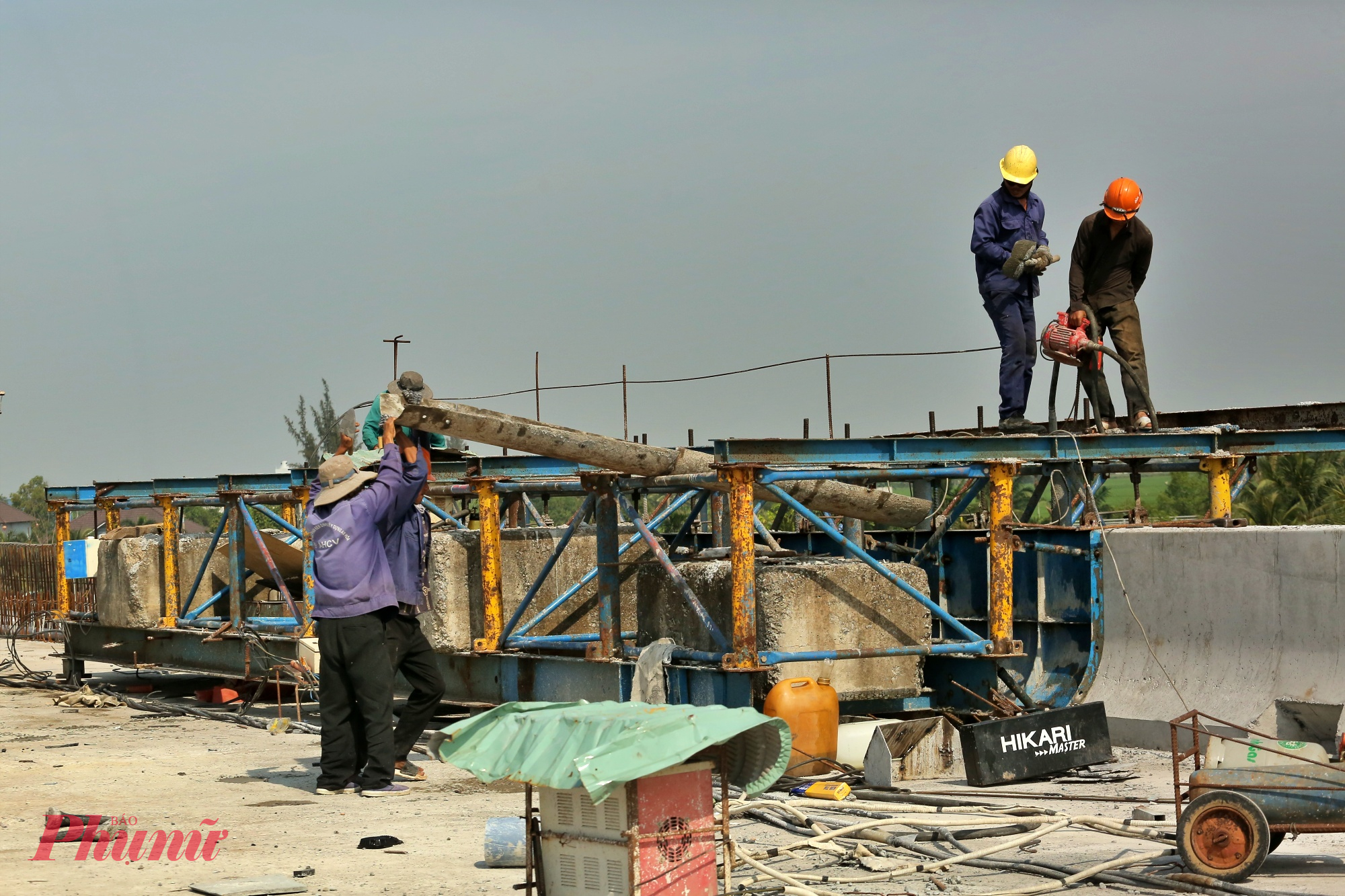 Thi công lắp đặt hệ thống dải phân cách an toàn giao thông tại những đoạn đã đủ điều kiện.