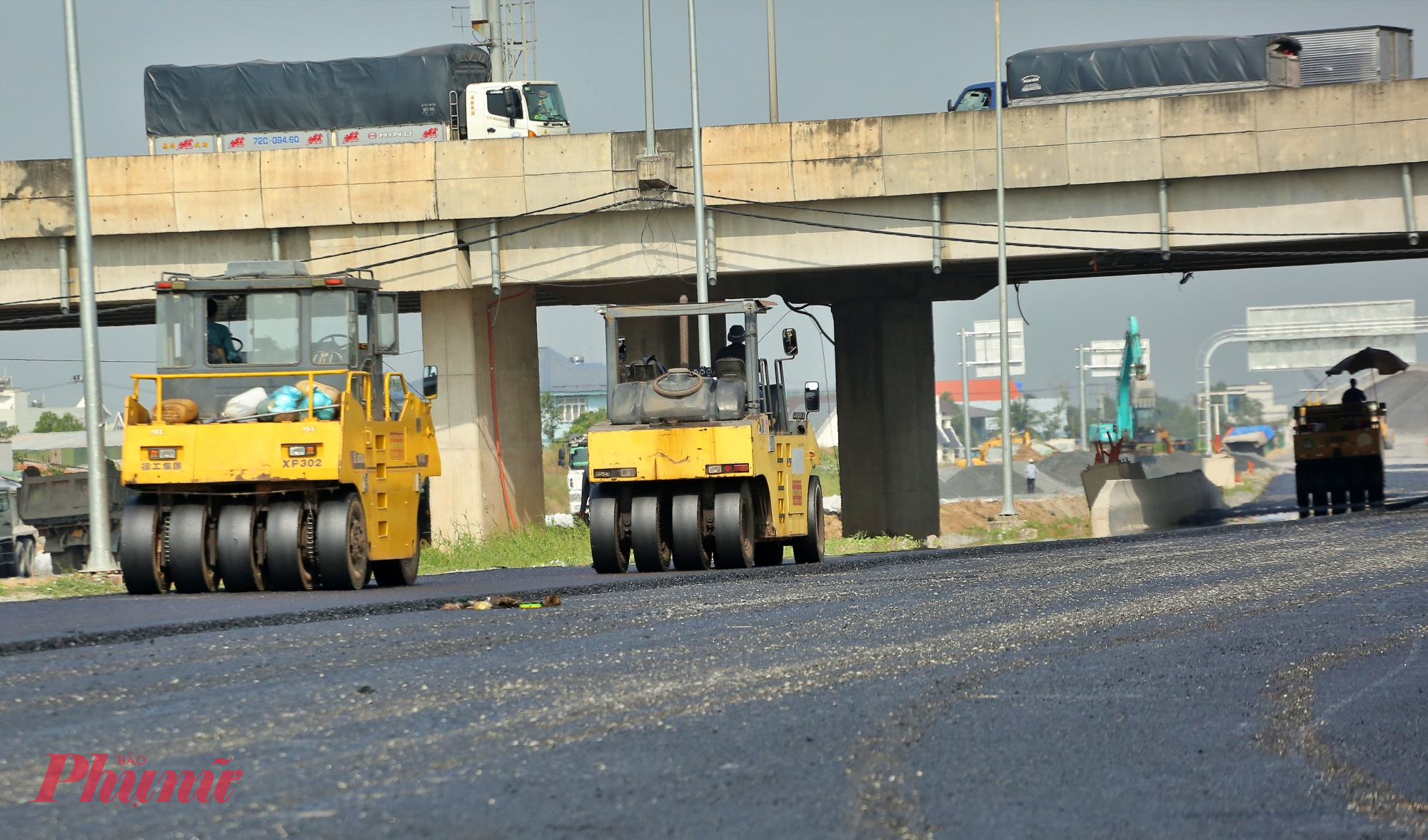 Xe lu để gia cố mặt đường sau khi trải thảm nhựa.