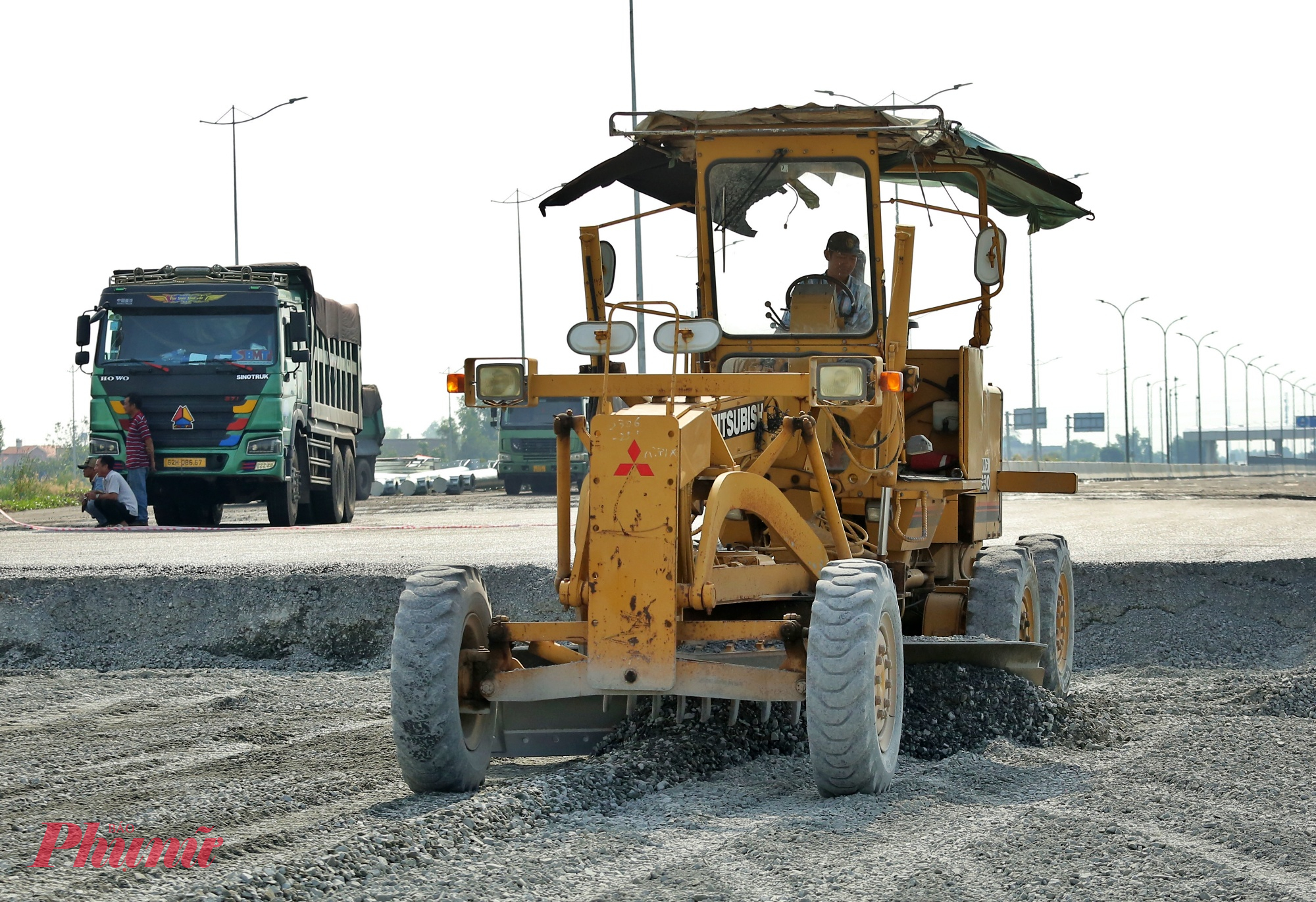 Thi công san lấp mặt đường.