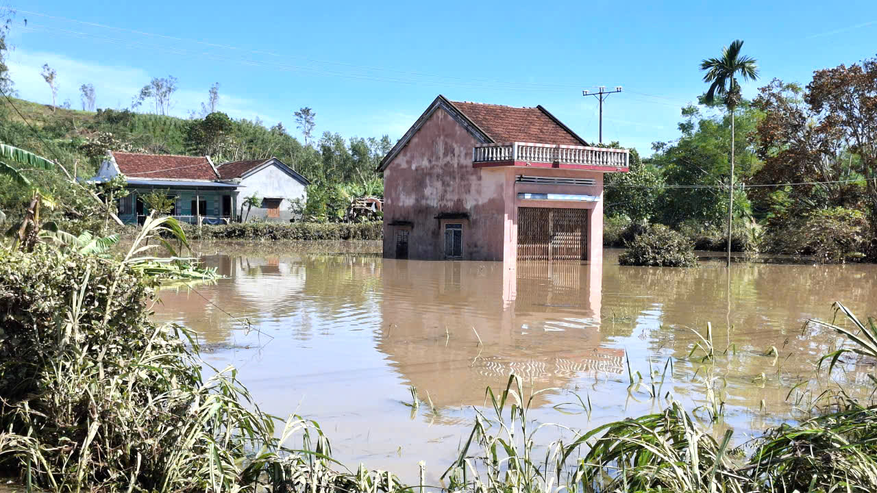 Thôn Thạnh Đức, xã Xuân Phước (Đắk Lắk) mênh mông nước lũ do bão số 13 vào ngày 6/11- Ảnh: Mạnh Hoài Nam
