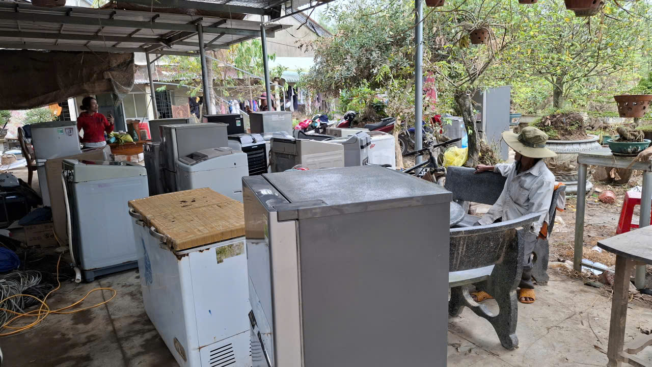 Ngày 30/11, sửa tủ lạnh 0 đồng ở vùng lũ thôn Thạnh Đức, xã Xuân Phước- Ảnh: Mạnh Hoài Nam
