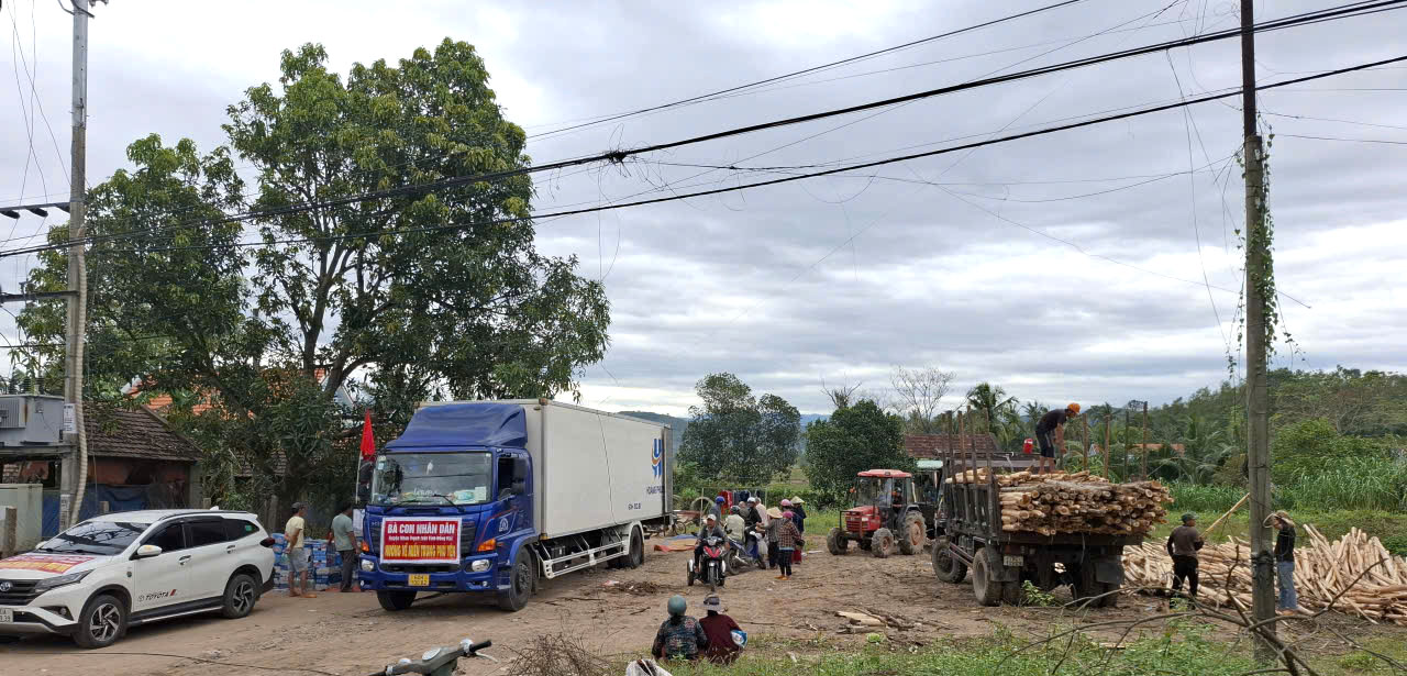 Khung cảnh sau khi lũ rút, các đoàn xe cứu trợ liên tục tìm đến giúp đỡ bà con, người dân xã Xuân Phước nhận quà cứu trợ, vừa thu hoạch keo bị bão số 13 làm ngã đổ-Ảnh: Mạnh Hoài Nam