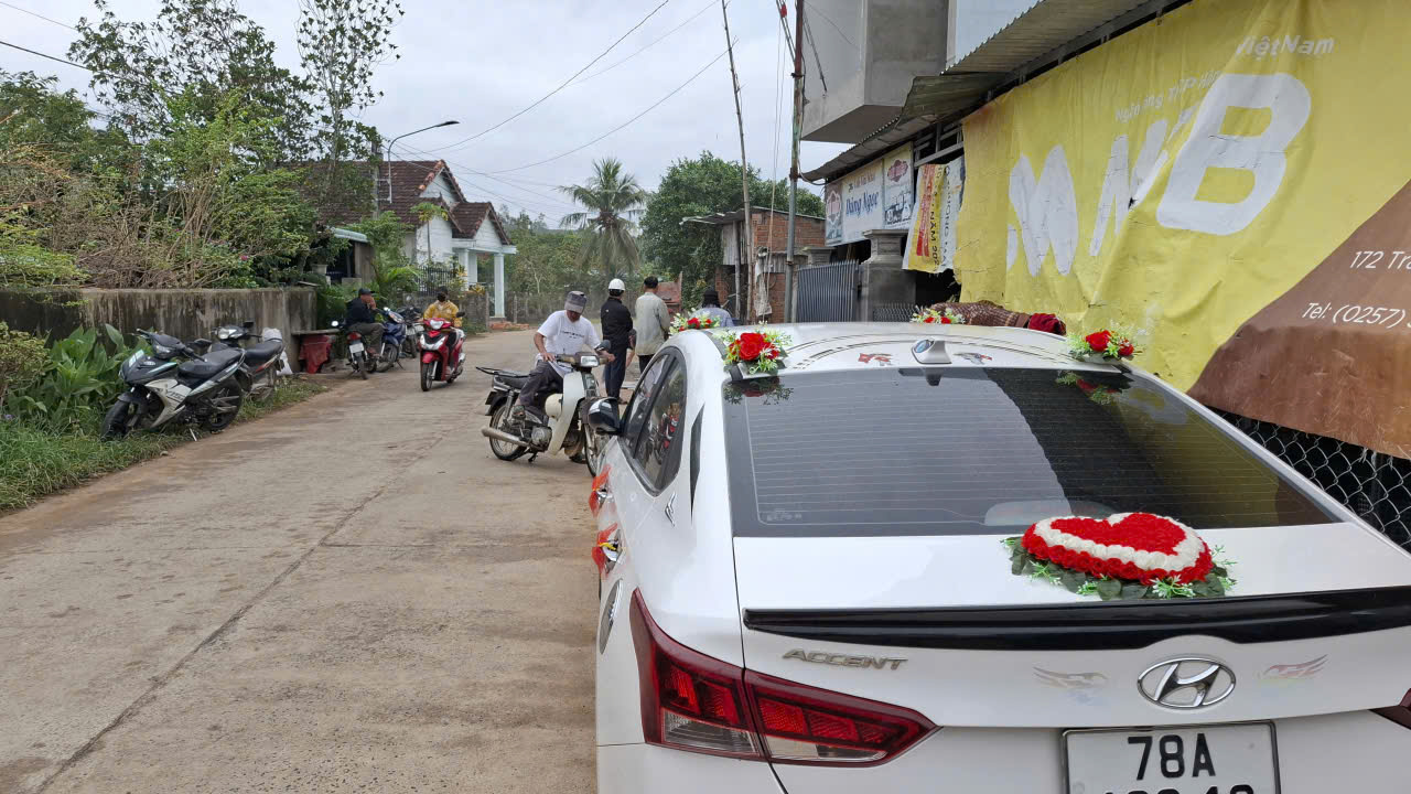 Ngày 30/11,đi qua đau thương, người dân thôn Thạnh Đức xã Xuân Phước, Đắk Lắk bước tiếp với bao lo toan và với cả niềm tin vào tương lai phía trước- Ảnh: Mạnh Hoài Nam