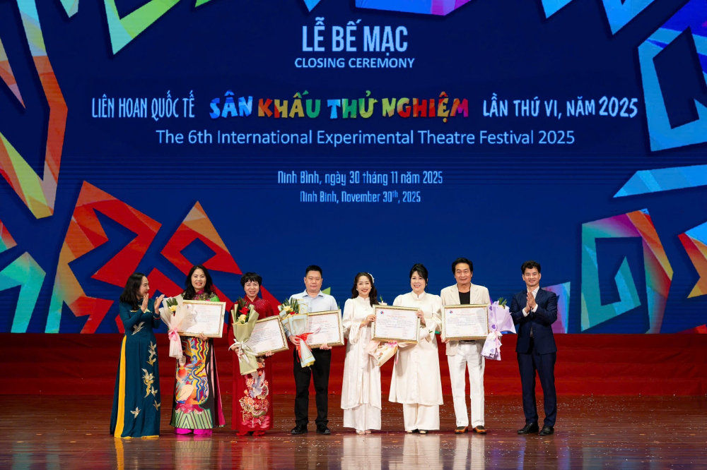 NSND Hồng Vân và NS ƯT Ốc Thanh Vân (thứ hai và ba từ phải sang) nhận huy chương vàng 