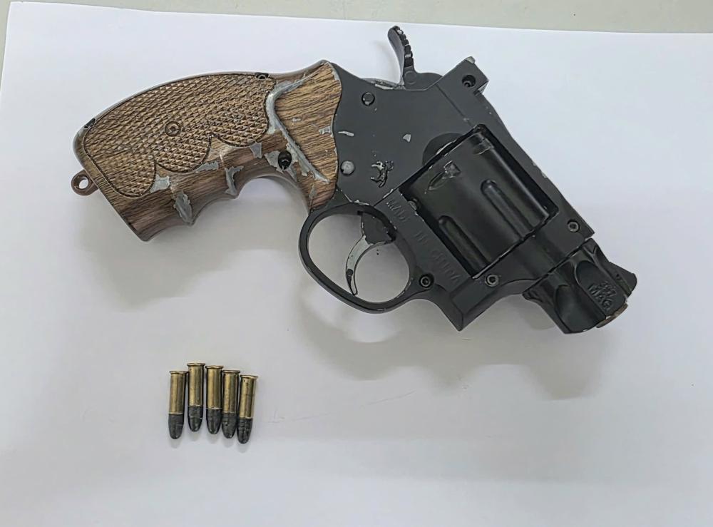 Khẩu súng ngắn cùng 5 viên đạn do Bạch giao nộp - Ảnh công an cung cấp