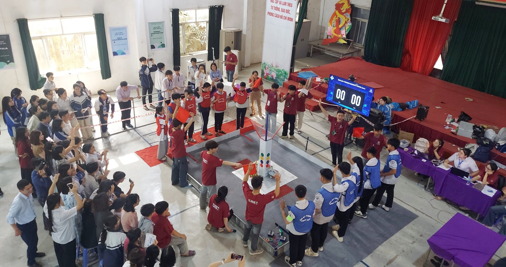 Sân chơi robotics trong “Ngày hội STEAM 2025” của Trường THPT Hai Bà Trưng, TP Hà Nội. Ảnh: M.T