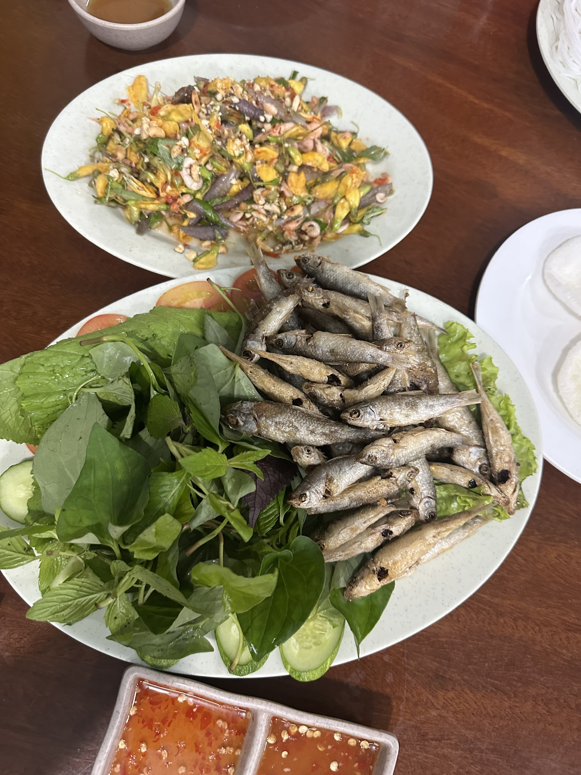 Cá linh được chế biến thành nhiều món ăn hấp dẫn (ảnh: Hoàng My)
