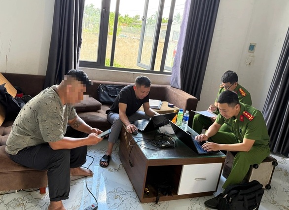 Công an làm việc với ông Đ. - Ảnh: N.H.