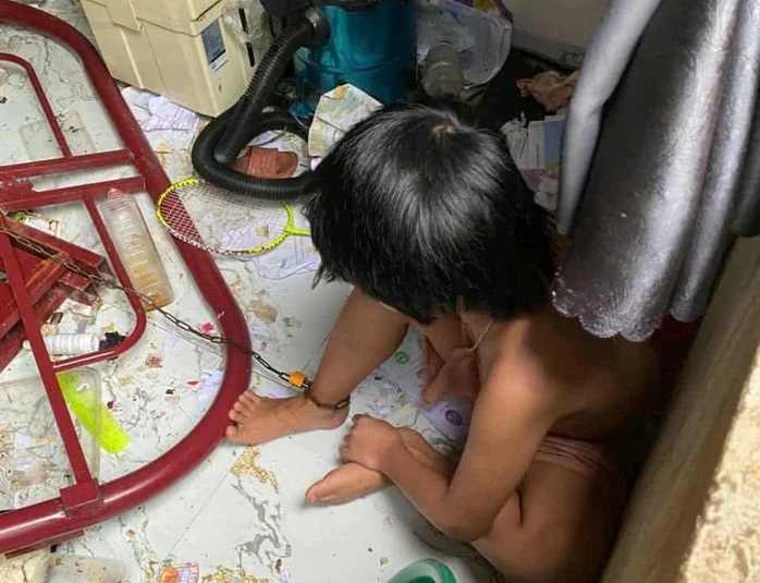 Bé gái bị ba của mình xích chân trong phòng - Ảnh: MXH