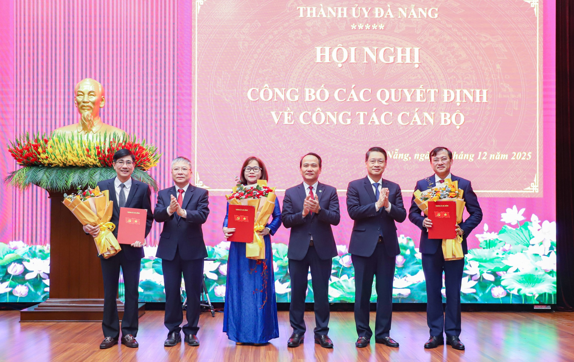 Phó Bí thư Thường trực Thành ủy Đà Nẵng Nguyễn Đình Vĩnh chúc mừng các cán bộ vừa được phân công, điều động, bổ nhiệm vào cương vị mới_Ảnh: Báo và Phát thanh truyền hình Đà Nẵng.