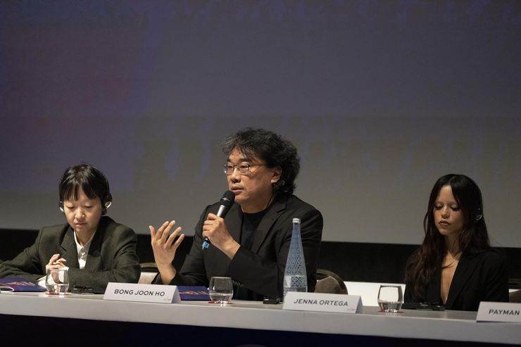 Đạo diễn Bong Joon-ho, ở giữa, chủ tịch ban giám khảo của Liên hoan phim quốc tế Marrakech lần thứ 22, phát biểu trong buổi họp báo tại Marrakech, Morocco, thứ Bảy (giờ địa phương), trong khi các thành viên ban giám khảo Celine Song, bên trái, và Jenna Ortega cũng tham dự. EPA-Yonhap