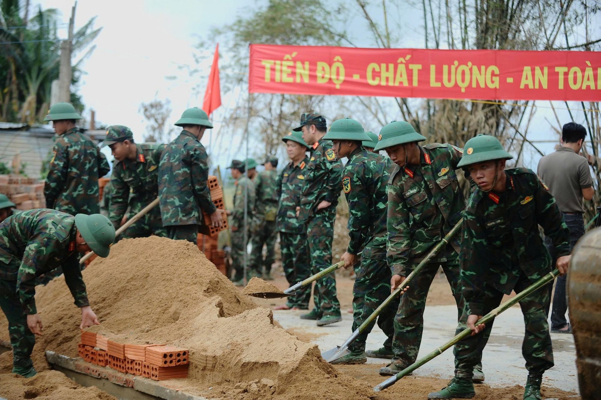 Nhiều cán bộ, chiến sĩ tham gia xây dựng nhà cho người dân vùng lũ - Ảnh: L.T.