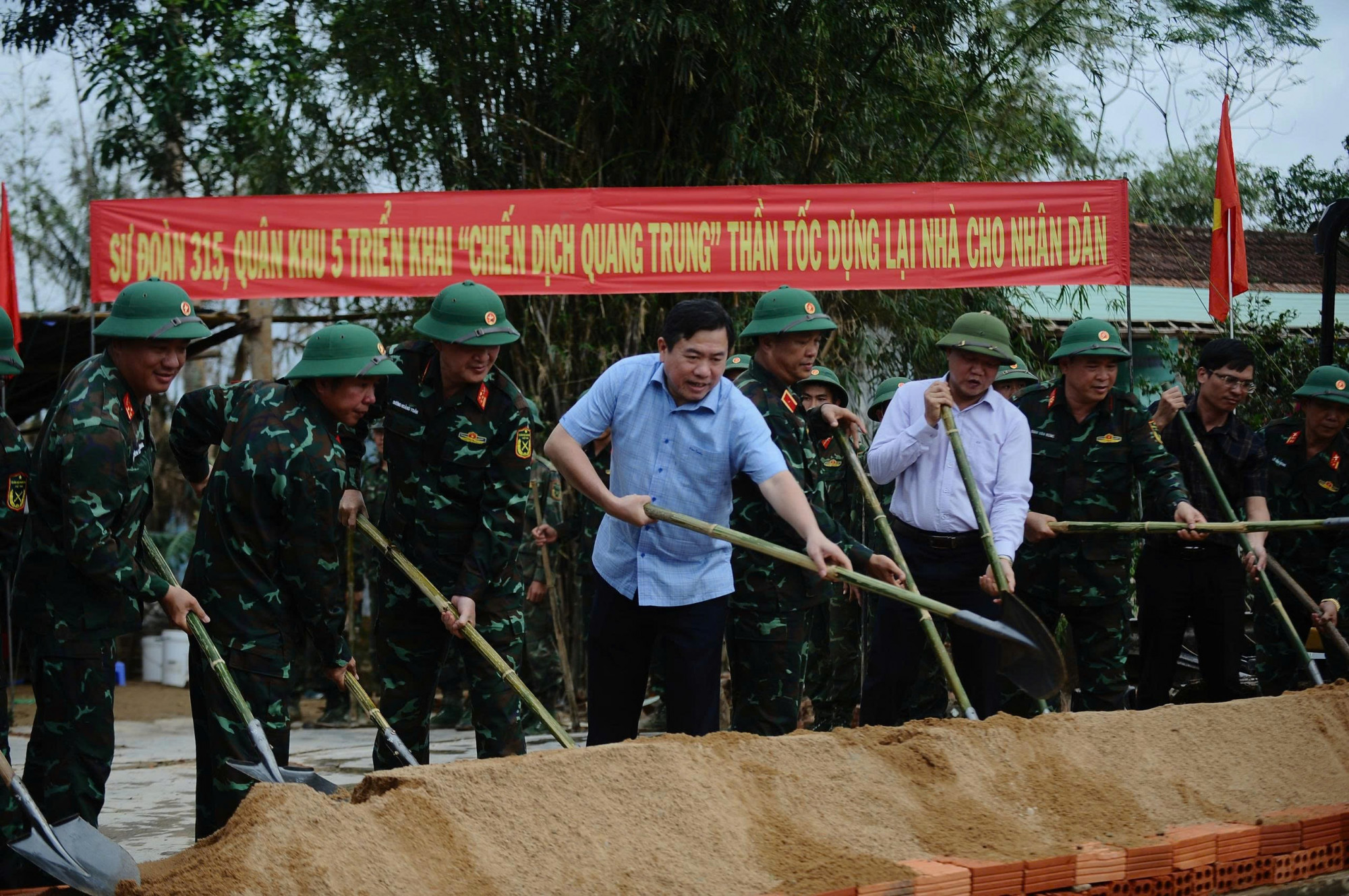 Lễ khởi công xây nhà cho người dân bị thiệt hại do thiên tai gây ra ở xã Hòa Thịnh - Ảnh: L.T.