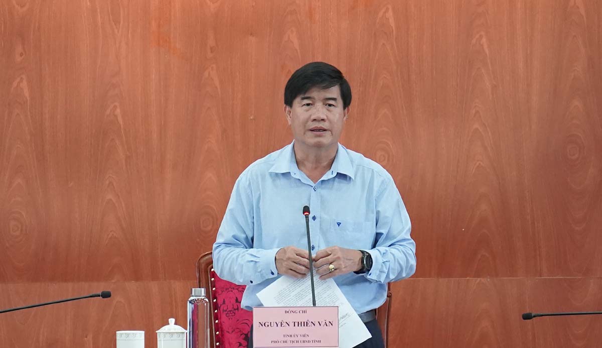 Ông Nguyễn Thiên Văn- Phó Chủ tịch UBND tỉnh Đắk Lắk- phát biểu kết luận cuộc họp, yêu cầu các sở, ngành, địa phương và toàn bộ hệ thống chính trị tiếp tục thực hiện nghiêm túc, đầy đủ các văn bản chỉ đạo của UBND tỉnh-Ảnh: T. Hương