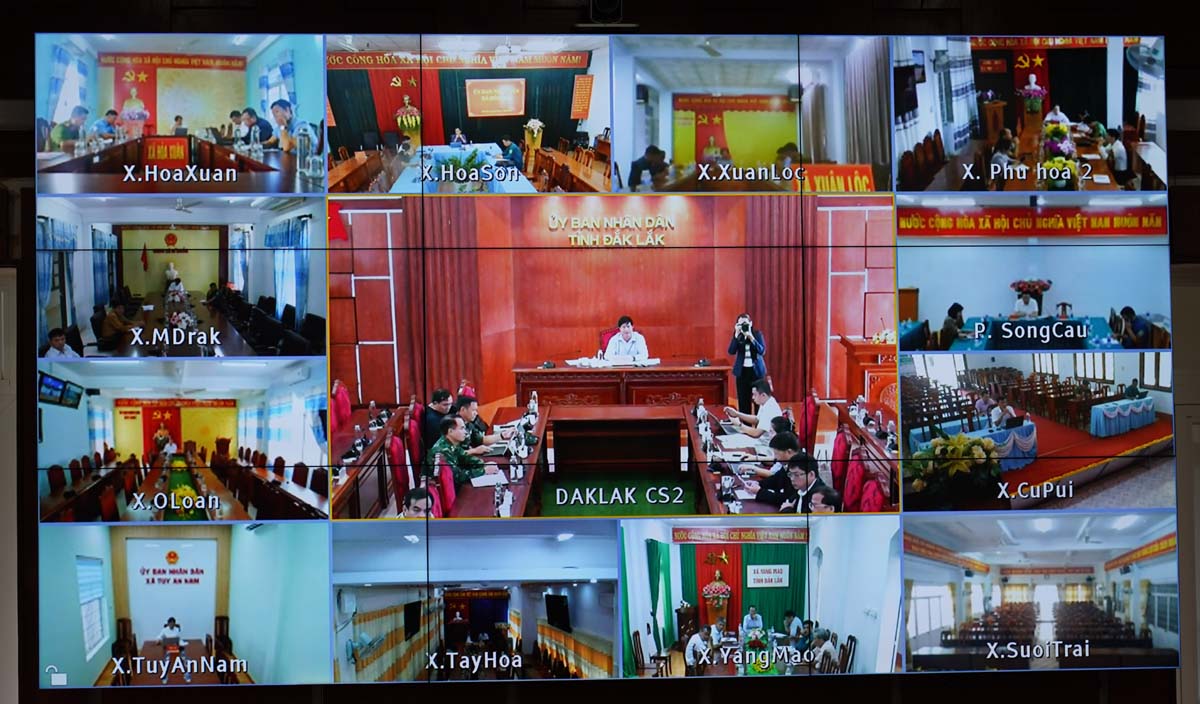 UBND tỉnh Đắk Lắk tổ chức cuộc họp trực tuyến đến 34 xã, phường phía đông, 7 xã phía tây về công tác ứng phó bão số 15- Ảnh: T. Hương
