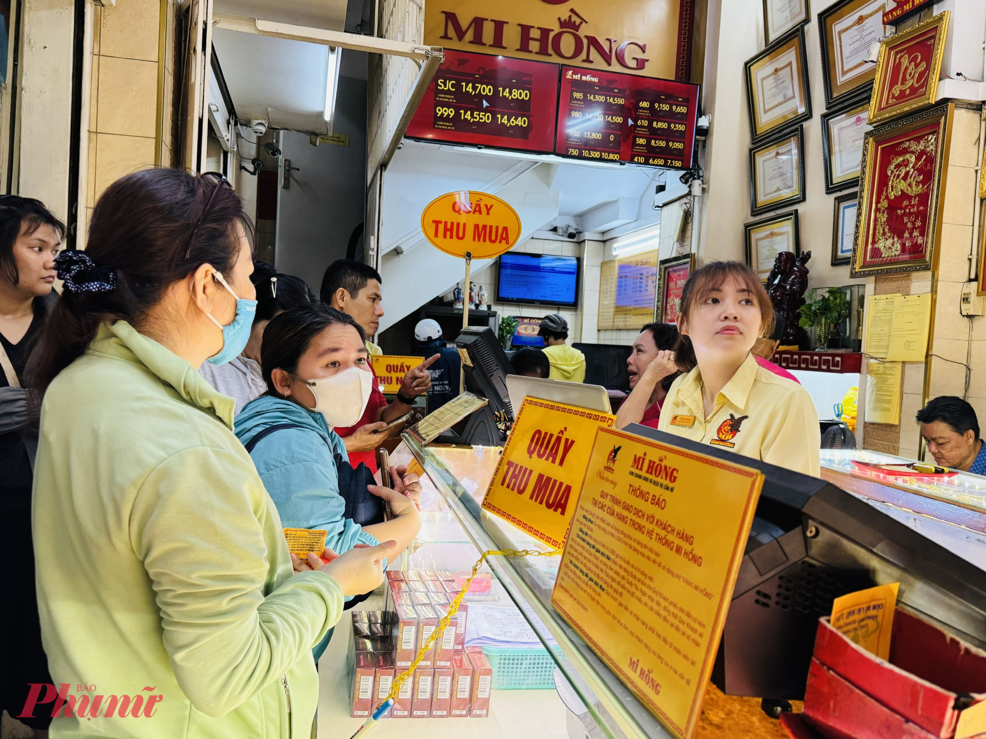 Giá vàng tăng, người dân tiếp tục mua vàng khiến nhiều cửa hàng phải giới hạn số lượng bán ra - Ảnh: Thanh Hoa