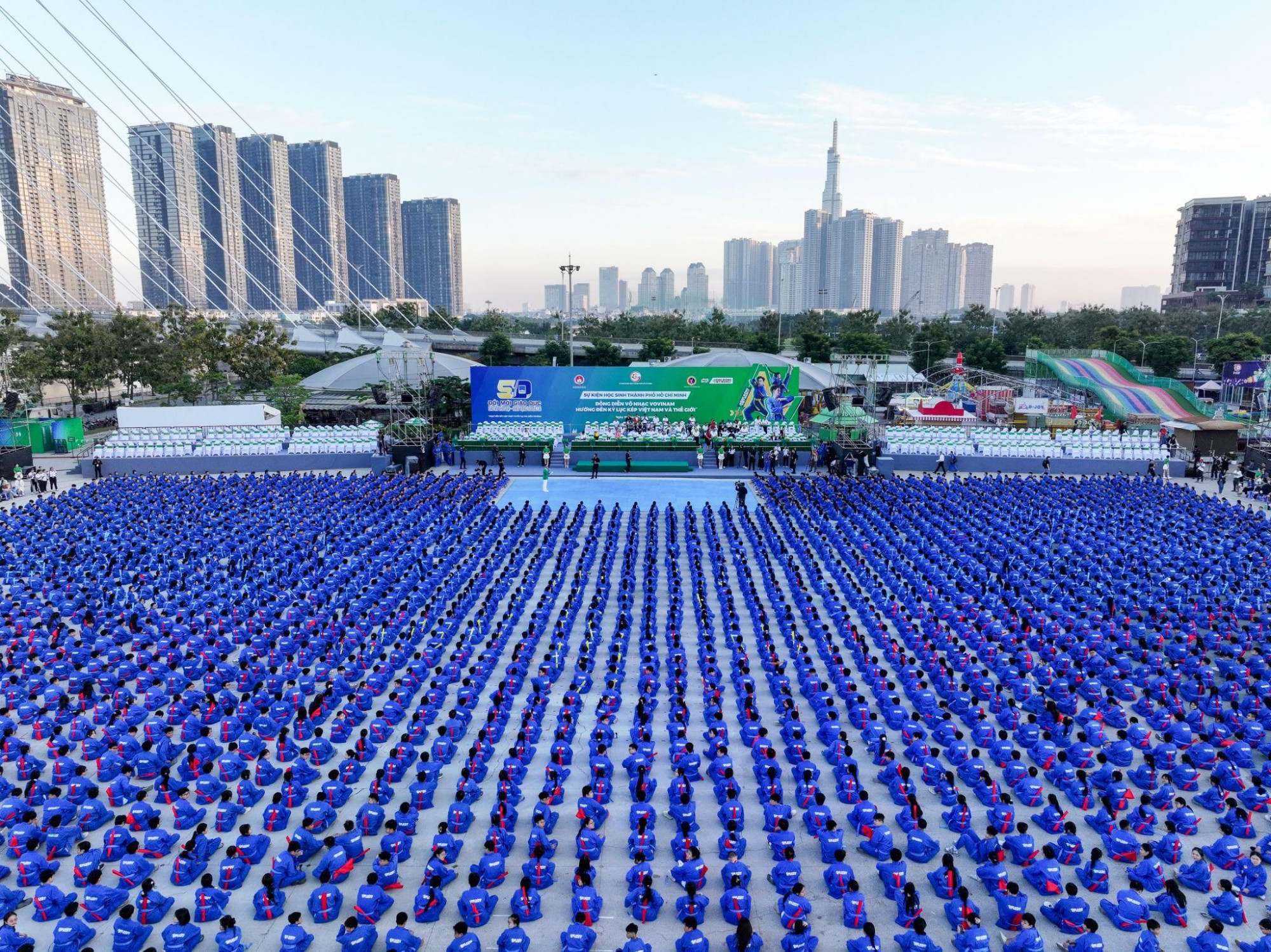 5.000 học sinh từ 15 điểm trường đã có mặt tại Công viên Bờ sông Sài Gòn từ sáng sớm, tập dượt chuẩn bị cho đồng diễn - Ảnh: Nestlé MILO