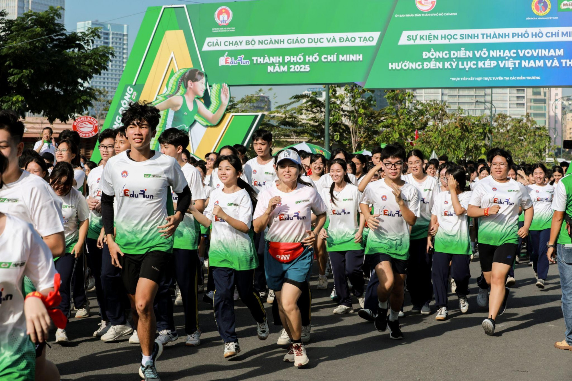 Sau chương trình đồng diễn võ nhạc Vovinam, 2.000 học sinh TPHCM tham gia giải chạy EduRun - Ảnh: Nestlé MILO