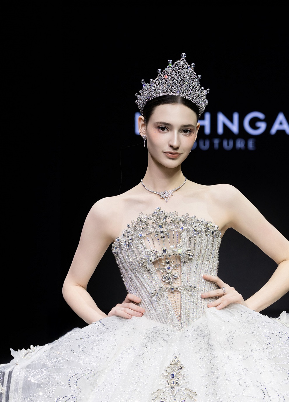 Bộ sưu tập Trầu Cau PNJ là sự tổng hòa giữa đường nét thiết kế hiện đại và vẻ đẹp của giá trị truyền thống, tô điểm cho nàng dâu thêm phần rạng rỡ - Ảnh: BTC Sanya Bridal Fashion Week 2025