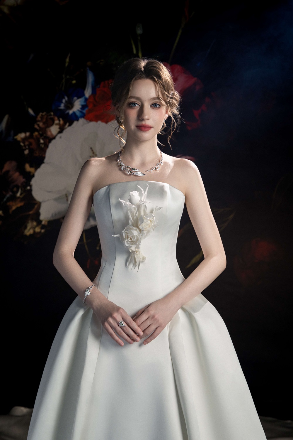 Bộ sưu tập “Lá Ngọc Cành Vàng” được chế tác tinh xảo, từng chi tiết lá và cành mềm mại, uyển chuyển, tôn vẻ đẹp thanh thoát của nàng dâu - Ảnh: PNJ x Linh Nga Couture