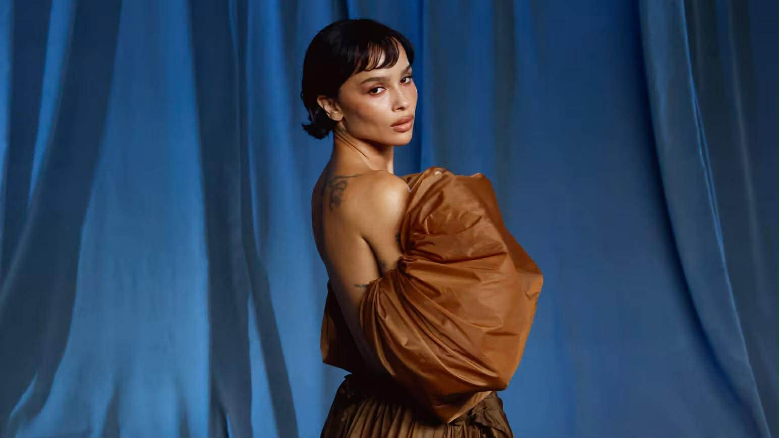 Tại sự kiện Academy Museum Gala tháng 10, Zoë Kravitz diện thiết kế mới nhất từ sàn diễn Saint Laurent, đưa xu hướng tay áo phồng trở lại đầy ấn tượng. — Taylor Hill/FilmMagic/Getty Images