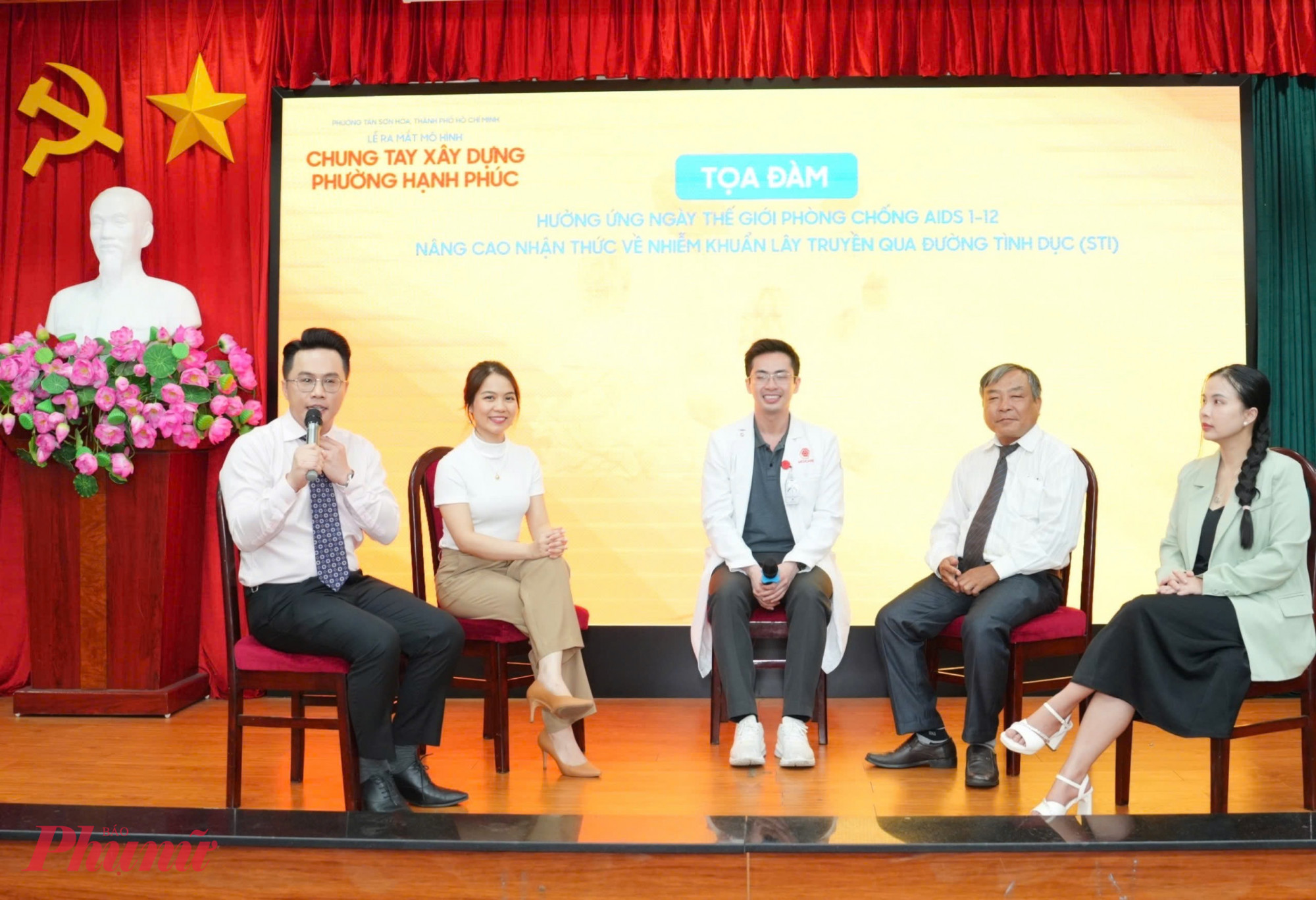 “Toạ đàm hưởng ứng Ngày Thế giới phòng, chống AIDS với chủ đề ‘Ngại hỏi nhưng muốn biết’, thu hút đông đảo người dân tham dự tham dự