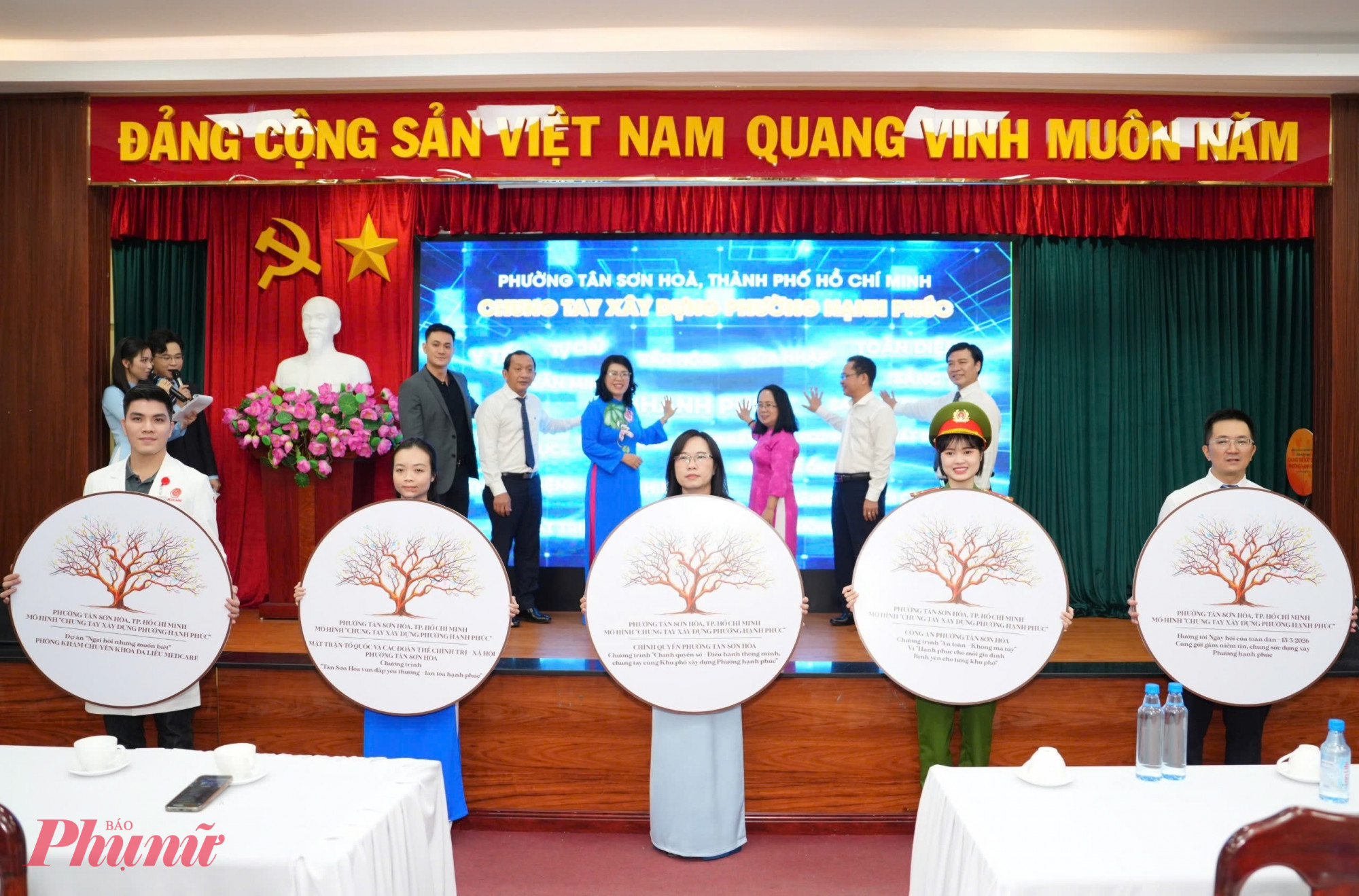 Lãnh đạo các sở ban ngành thành phố và phường Tân Sơn Hòa thực hiện nghi thức ra mắt mô hình “Chung tay xây dựng phường hạnh phúc” sáng 1/12.