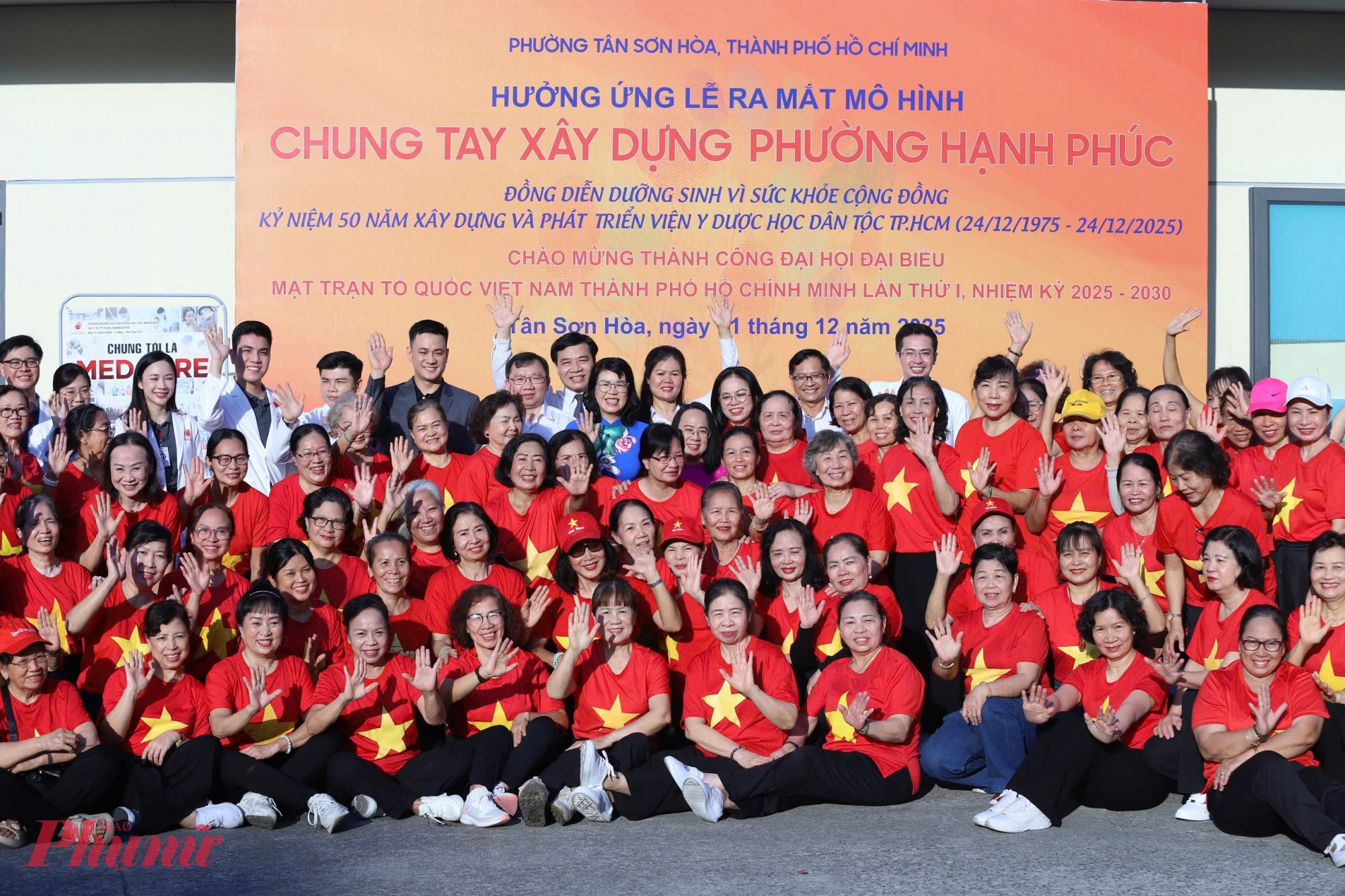 Phần đồng diễn dưỡng sinh do Viện Y dược học dân tộc TPHCM thực hiện, thu hút sự tham gia của đông đảo người dân - Ảnh: Thanh Tâm