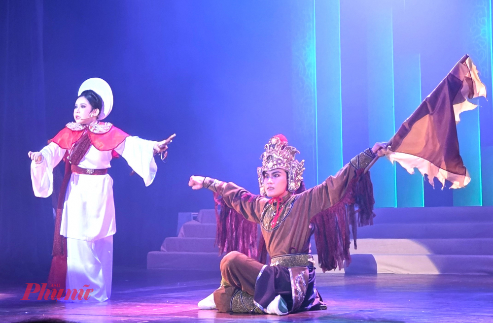 Nghệ sĩ Bình Tinh đạt huy chương vàng và diễn viên trẻ Thế Khoa đạt huy chương bạc