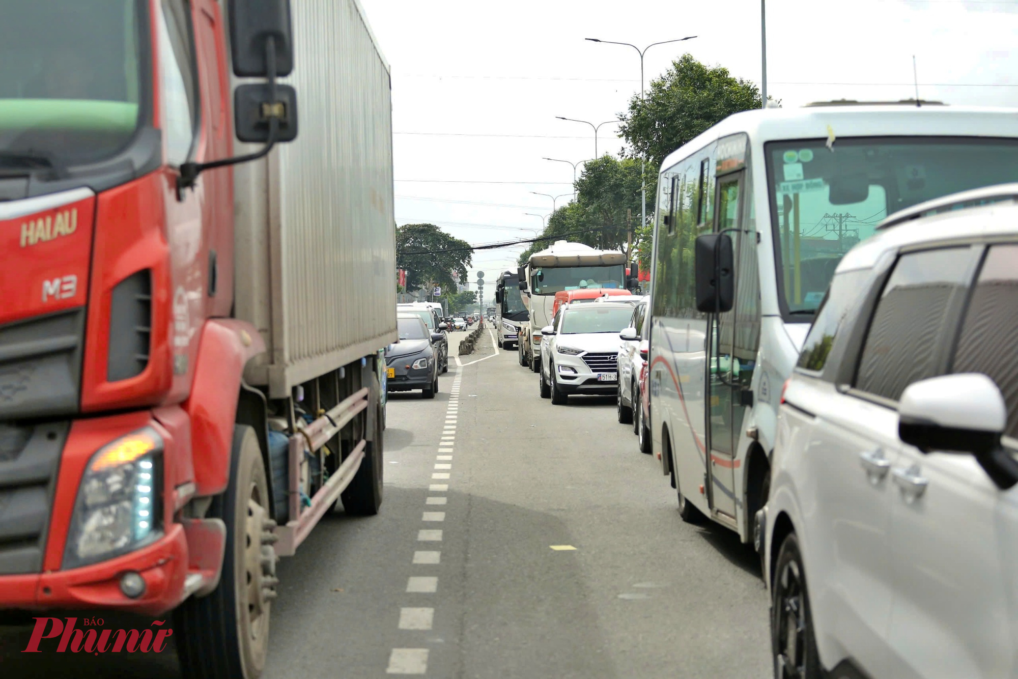 Mặc dù không phải giờ cao điểm, nhưng chỉ cần một va chạm nhỏ giữa 2 ô tô cũng có thể khiến tuyến quốc lộ này ùn tắc giao thông kéo dài.