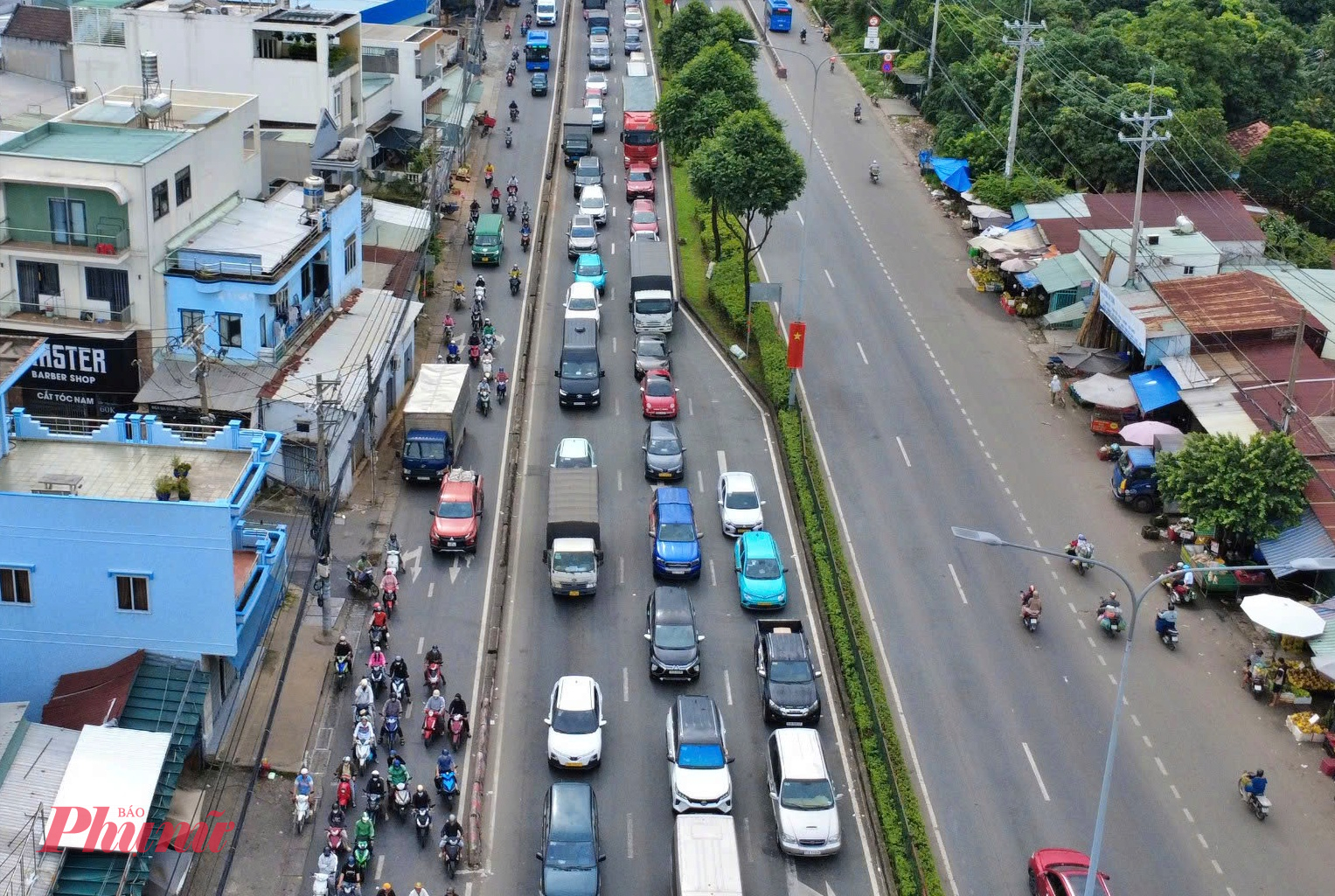 Khi hoàn thành, Quốc lộ 22 sẽ có 4 làn trung tâm dành cho ô tô chạy tốc độ tối đa 80km/h, còn 6 làn bên ngoài giới hạn 60km/h, giúp tách dòng phương tiện và đảm bảo an toàn.