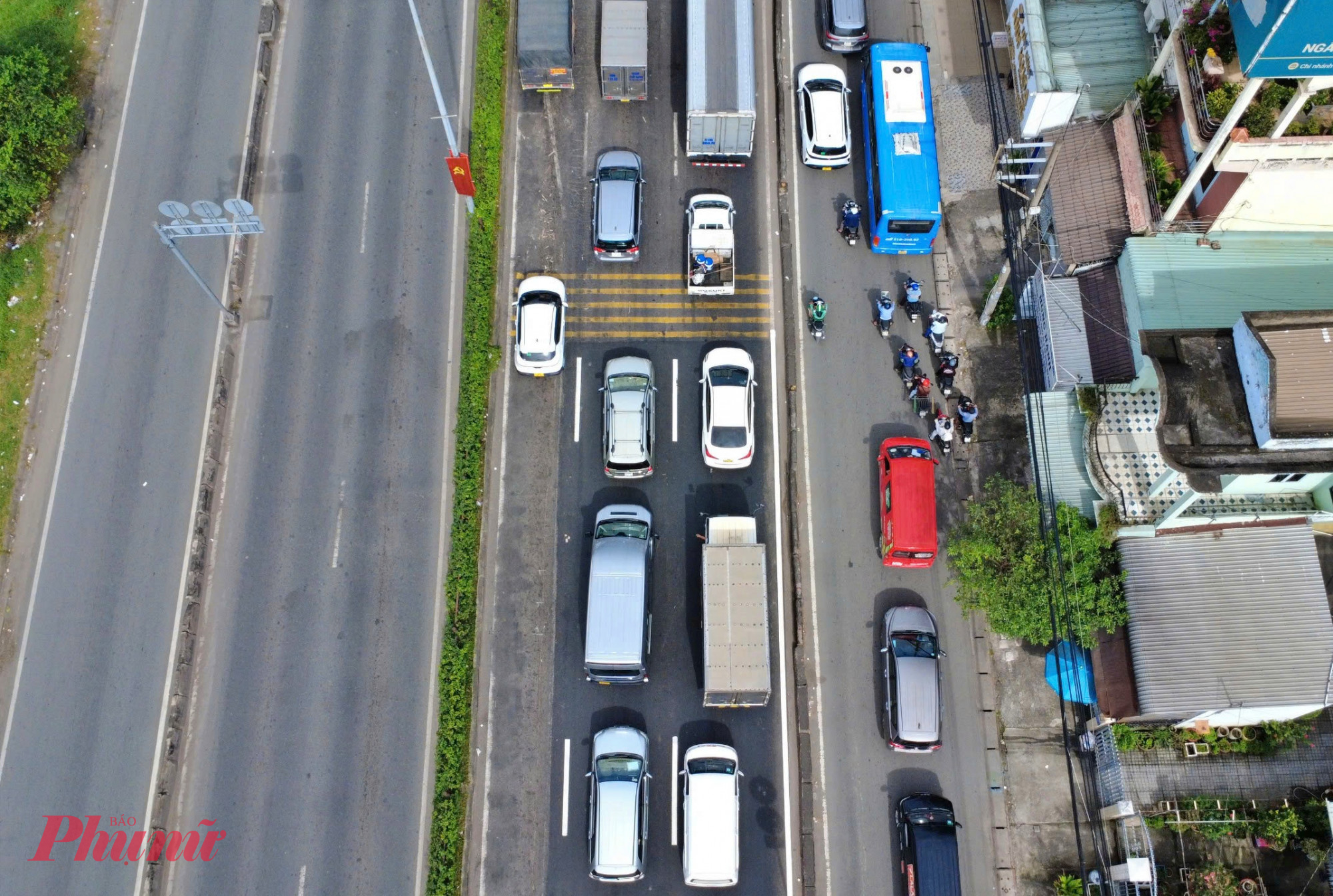 Với mật độ xe cộ dày đặc, kẹt xe là đặc sản thường xuyên xảy ra trên Quốc lộ 22, đặc biệt vào giờ cao điểm hoặc khi có sự cố giao thông. Những vụ tai nạn liên hoàn, dù lớn hay nhỏ, đều có thể khiến giao thông trên tuyến đường này bị tê liệt, ùn ứ kéo dài nhiều giờ liền, gây mệt mỏi và lãng phí thời gian cho người tham gia giao thông.