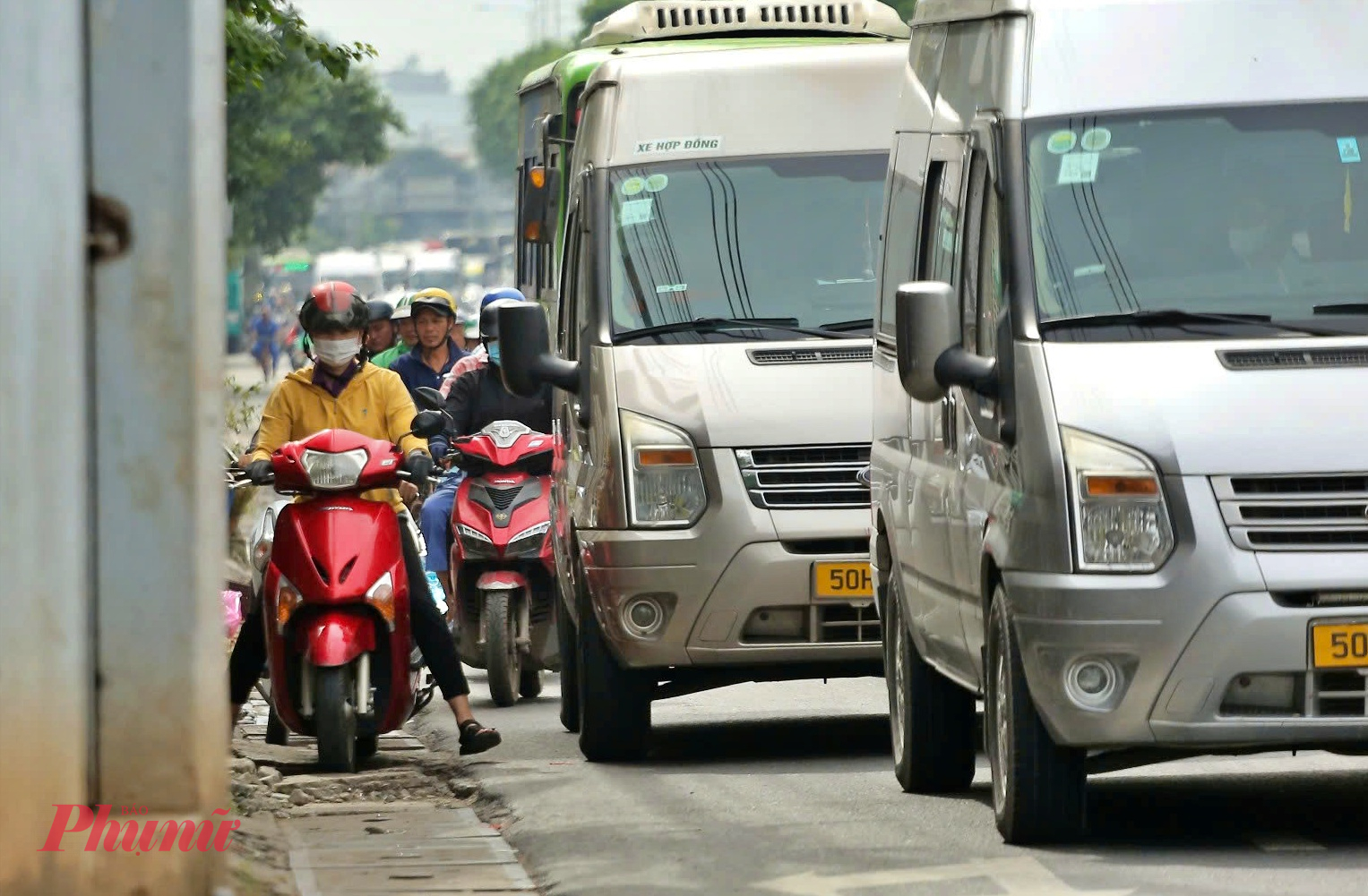 Do ùn tắc kéo dài, ô tô cũng lấn sang làn đường xe máy lưu thông nên việc di chuyển dành cho xe máy cũng gặp khó khăn hơn