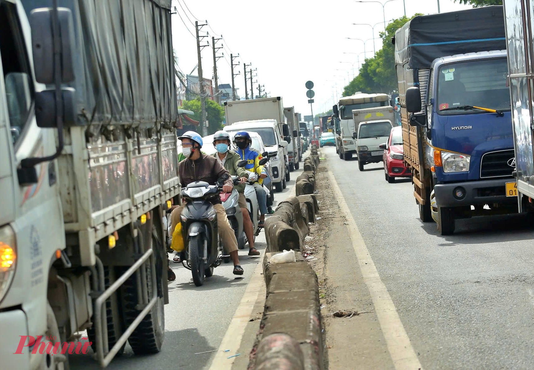 Hiện nay dải phân cách trên Quộc lộ 22 đã cũ, không còn phản quang nên tiềm ẩn nguy cơ xảy ra tai nạn khi đường chật hẹp.